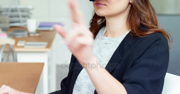 Ejecutiva femenina usando auriculares de realidad virtual — Vídeo de stock