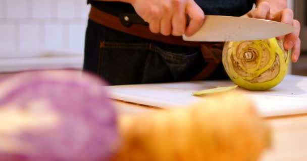 Chef hachant la peau extérieure de légumes chou-rave — Video