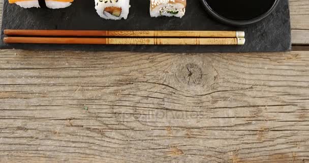 Sushi auf schwarzem Steinschiefer serviert — Stockvideo