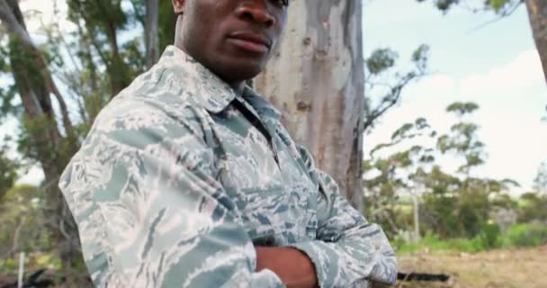 Military soldier standing with arms crossed — Stock Video