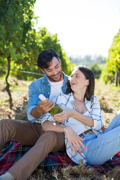 Felice coppia tenendo winebottle — Foto Stock