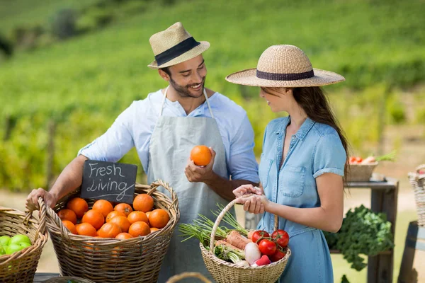 Mulher comprando frutas frescas do vendedor — Fotografia de Stock