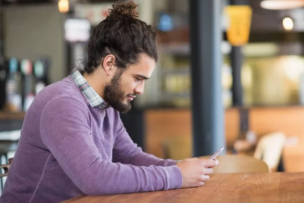 Człowiek za pomocą telefonów komórkowych w restauracji — Zdjęcie stockowe