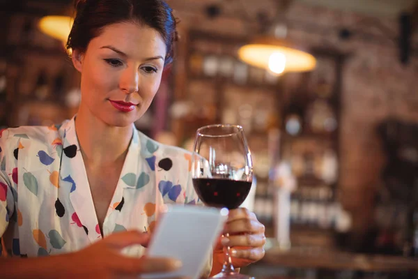 Frau telefoniert beim Weintrinken — Stockfoto