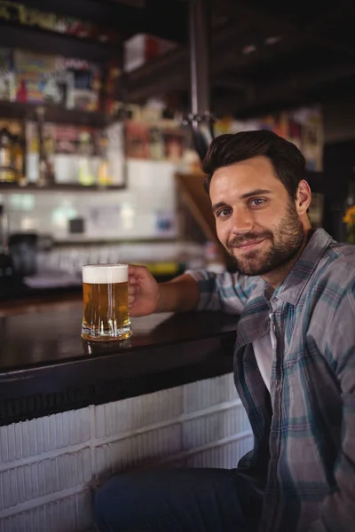 Homem tomando cerveja no balcão — Fotografia de Stock