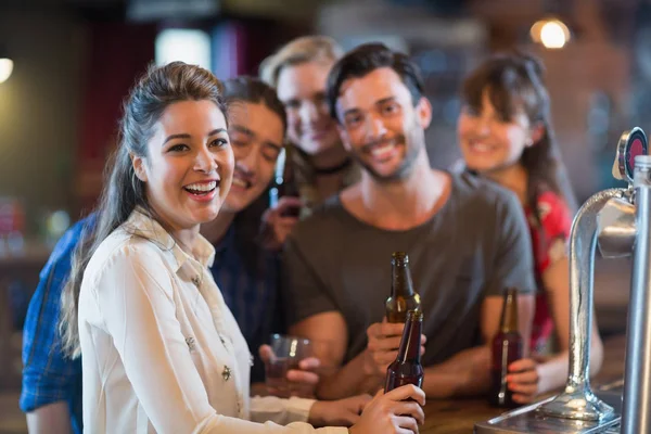 Amici allegri in pub — Foto Stock