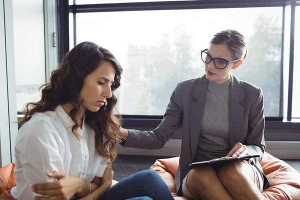 Consejera consoladora mujer infeliz — Foto de Stock