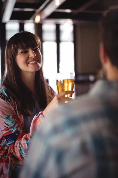 Paar interactie terwijl het hebben van bier aan balie — Stockfoto