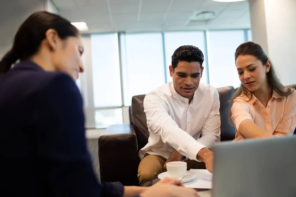 Zakenmensen discussiëren tijdens vergadering — Stockfoto