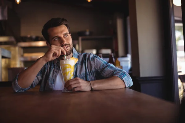 Homem atencioso tendo batido — Fotografia de Stock