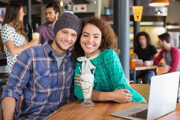 Coppia sorridente seduta nel ristorante — Foto Stock