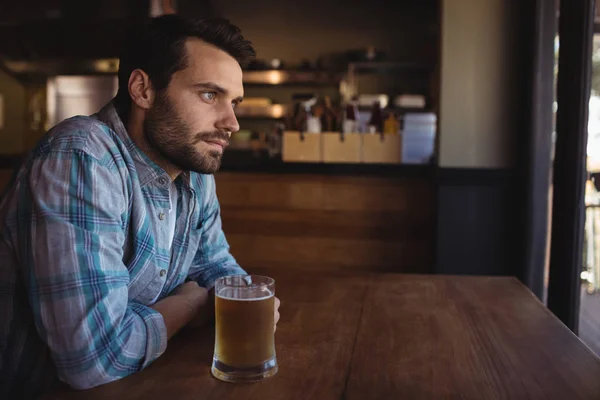 Nachdenklicher Mann beim Bier — Stockfoto