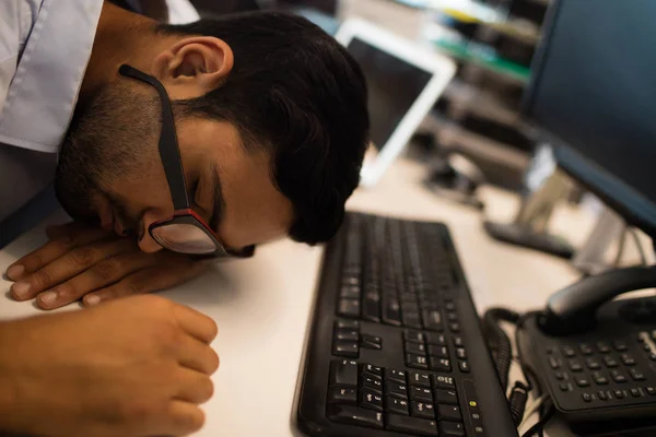 Uomo d'affari che dorme alla scrivania — Foto Stock