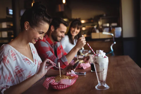 Přátel společně s burger — Stock fotografie