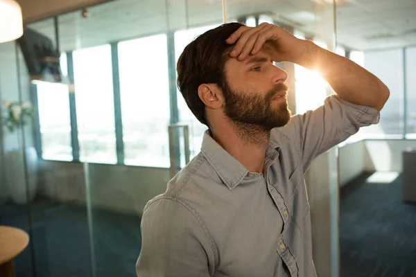 Trauriger Geschäftsmann lehnt an Glas — Stockfoto