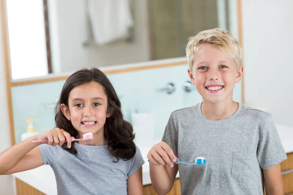 Geschwister putzen sich im Badezimmer die Zähne — Stockfoto