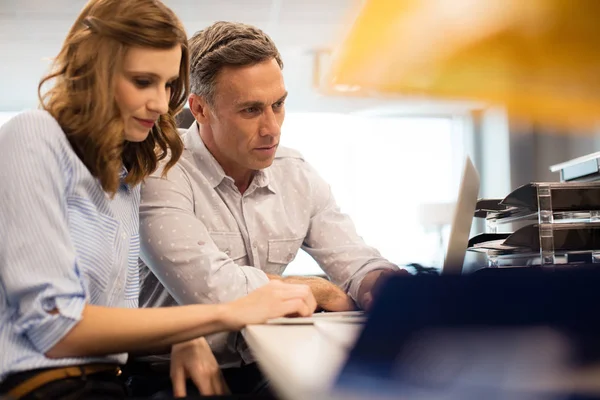 Geschäftskollegen arbeiten zusammen — Stockfoto