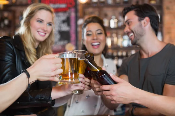 Vrienden voor het roosteren van bier mokken en flessen — Stockfoto