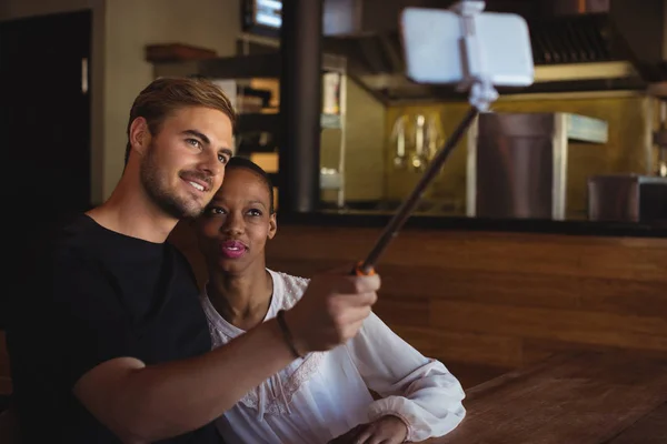 Casal tirando selfie do celular — Fotografia de Stock