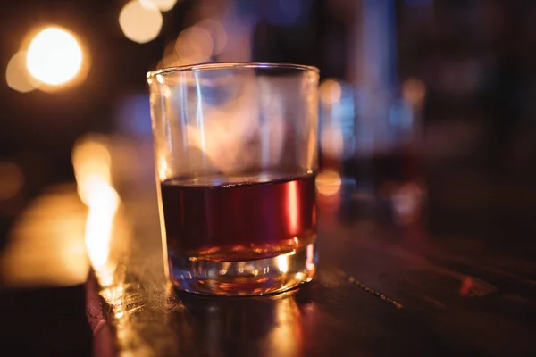 Närbild av whisky glas vid disken — Stockfoto