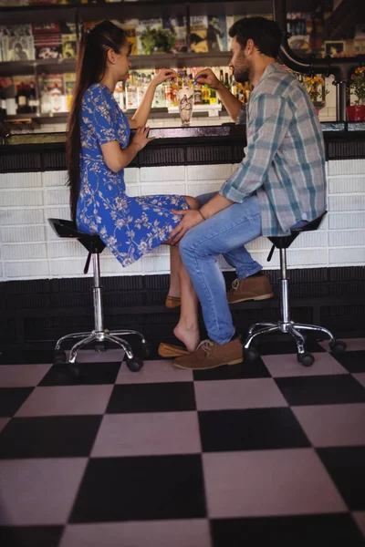 Par har milkshake på counter — Stockfoto
