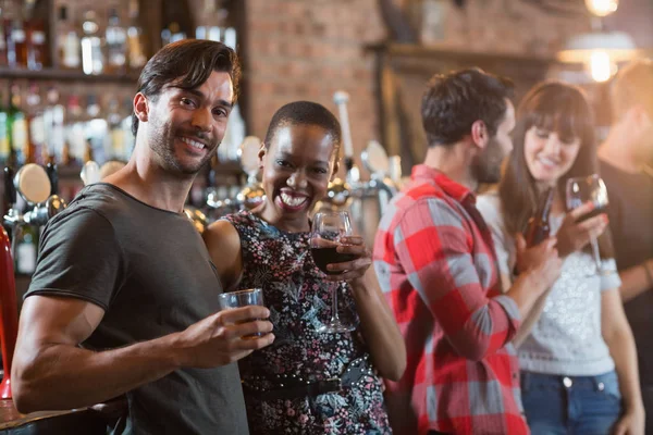 Gelukkige paar drankjes te houden — Stockfoto