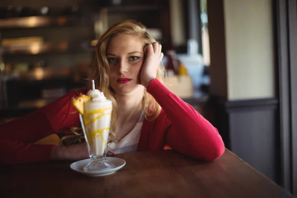 Belle femme ayant milkshake — Photo