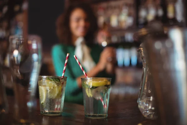 Twee glazen van cocktail op het aanrecht — Stockfoto