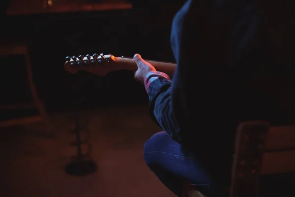 Középső szakasza, az ember gitározni — Stock Fotó