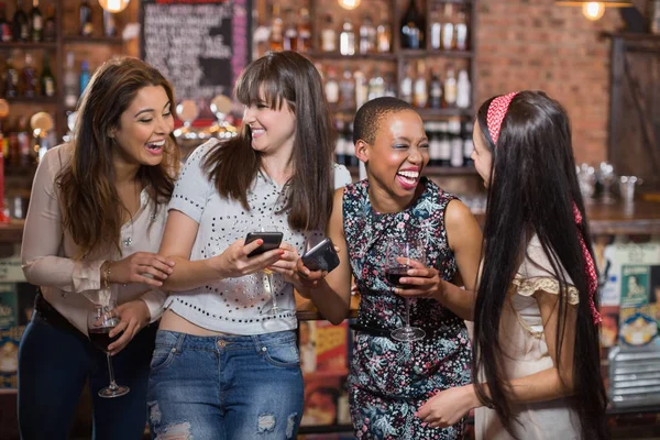 Vrolijke vrouw met behulp van mobiele telefoon — Stockfoto