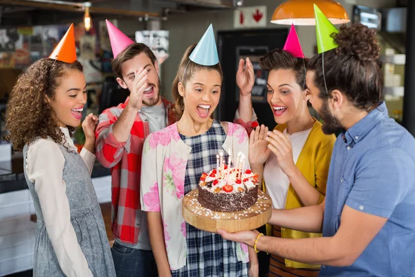 Vrienden vieren verjaardag in restaurant — Stockfoto
