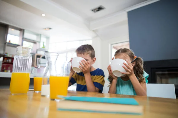 Geschwister frühstücken Müsli in der Küche — Stockfoto