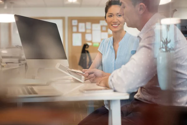 Colleghi di lavoro che discutono su tablet — Foto Stock