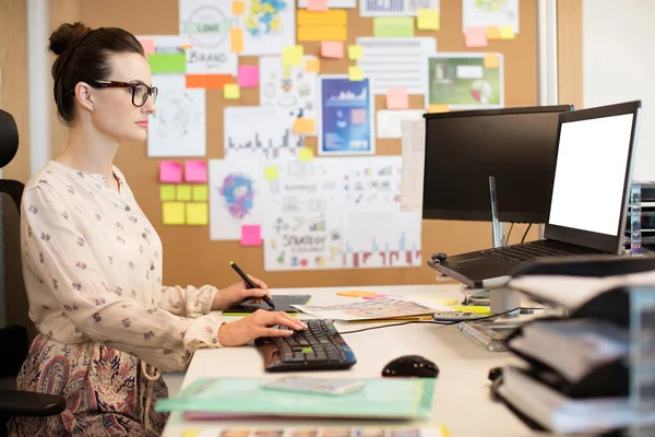 Mulher de negócios séria trabalhando no digitalizador — Fotografia de Stock