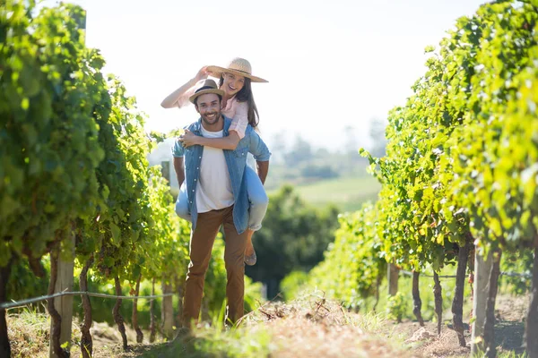 Mahzeninde piggybacking Çift — Stok fotoğraf