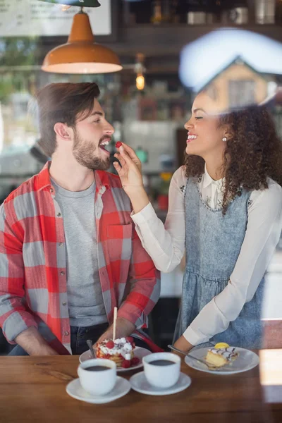 Жінка годує вишнею чоловічому другу — стокове фото