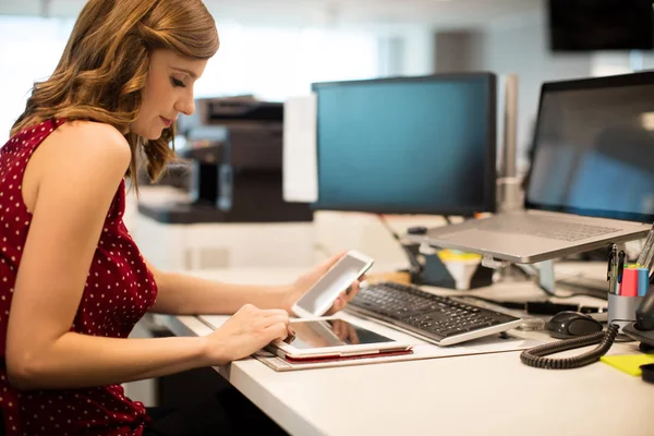 Empresária usando tablet digital no escritório — Fotografia de Stock