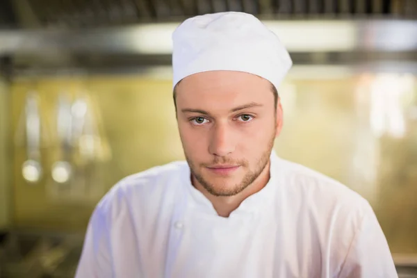 Chef masculin sérieux dans la cuisine commerciale — Photo