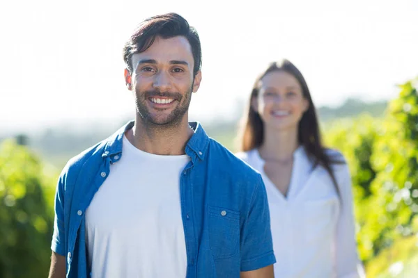 Jeune homme debout au vignoble — Photo