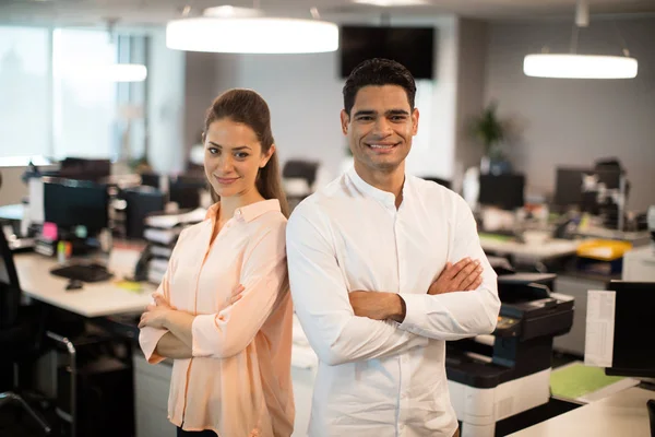 Üzletemberek állandó irodában mosolyogva — Stock Fotó