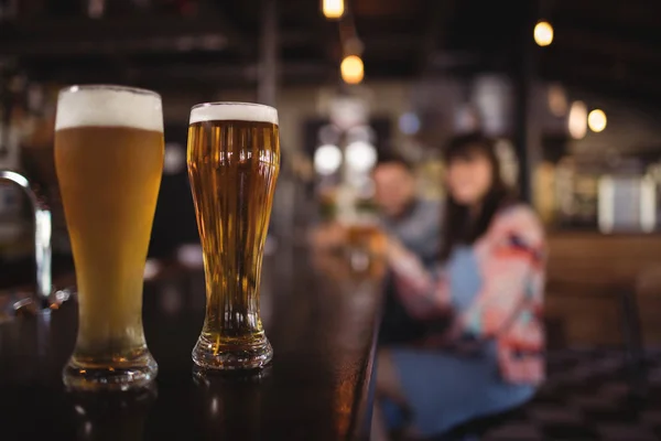Zwei Biergläser auf Arbeitsplatte — Stockfoto