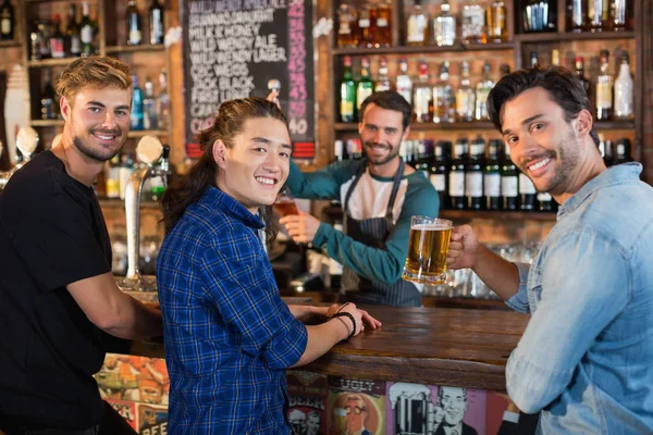 Amigos sorridentes com barman — Fotografia de Stock