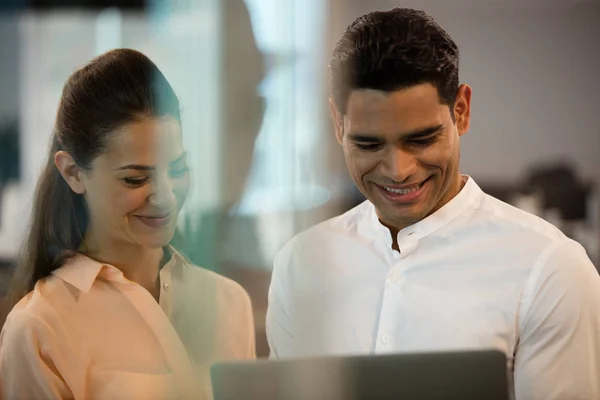 Geschäftsleute nutzen Laptop im Büro — Stockfoto