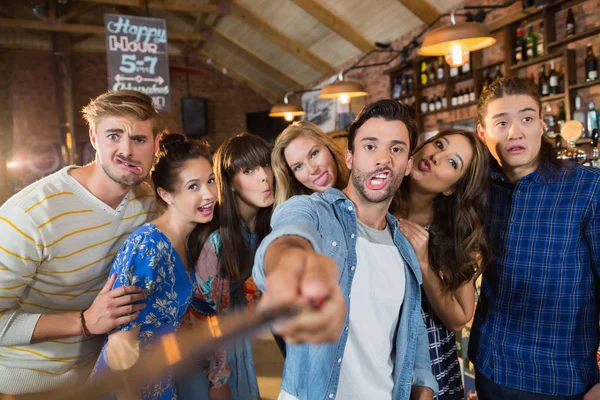 Vrolijke vrienden nemen selfie in pub — Stockfoto