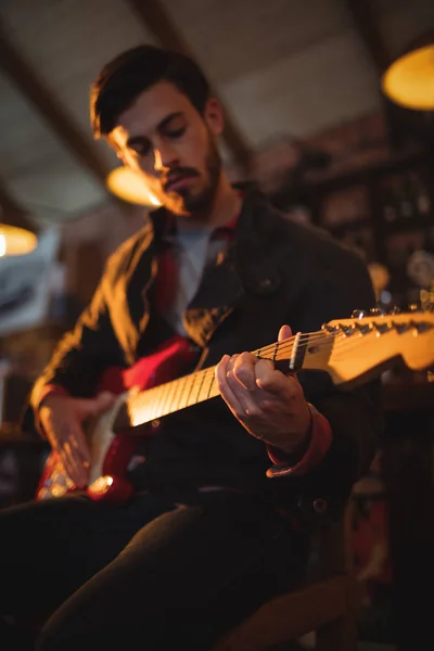 Jonge man die gitaar speelt — Stockfoto