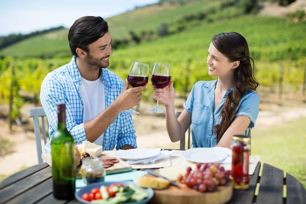 Coppia bicchieri di vino rosso tostatura — Foto Stock