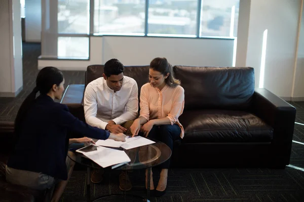 Empresaria explicando planes a colegas — Foto de Stock