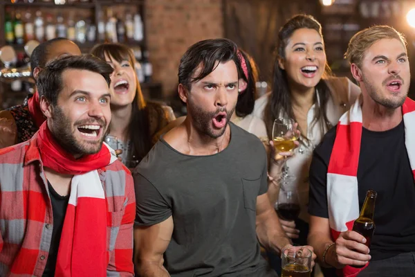 Amigos alegres gritando en el pub —  Fotos de Stock