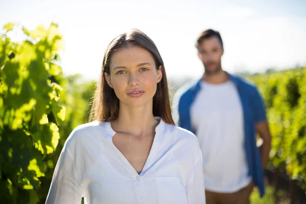 Jonge vrouw stond op wijngaard — Stockfoto