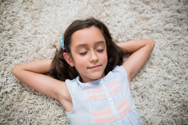 Flicka sover på matta i vardagsrummet — Stockfoto